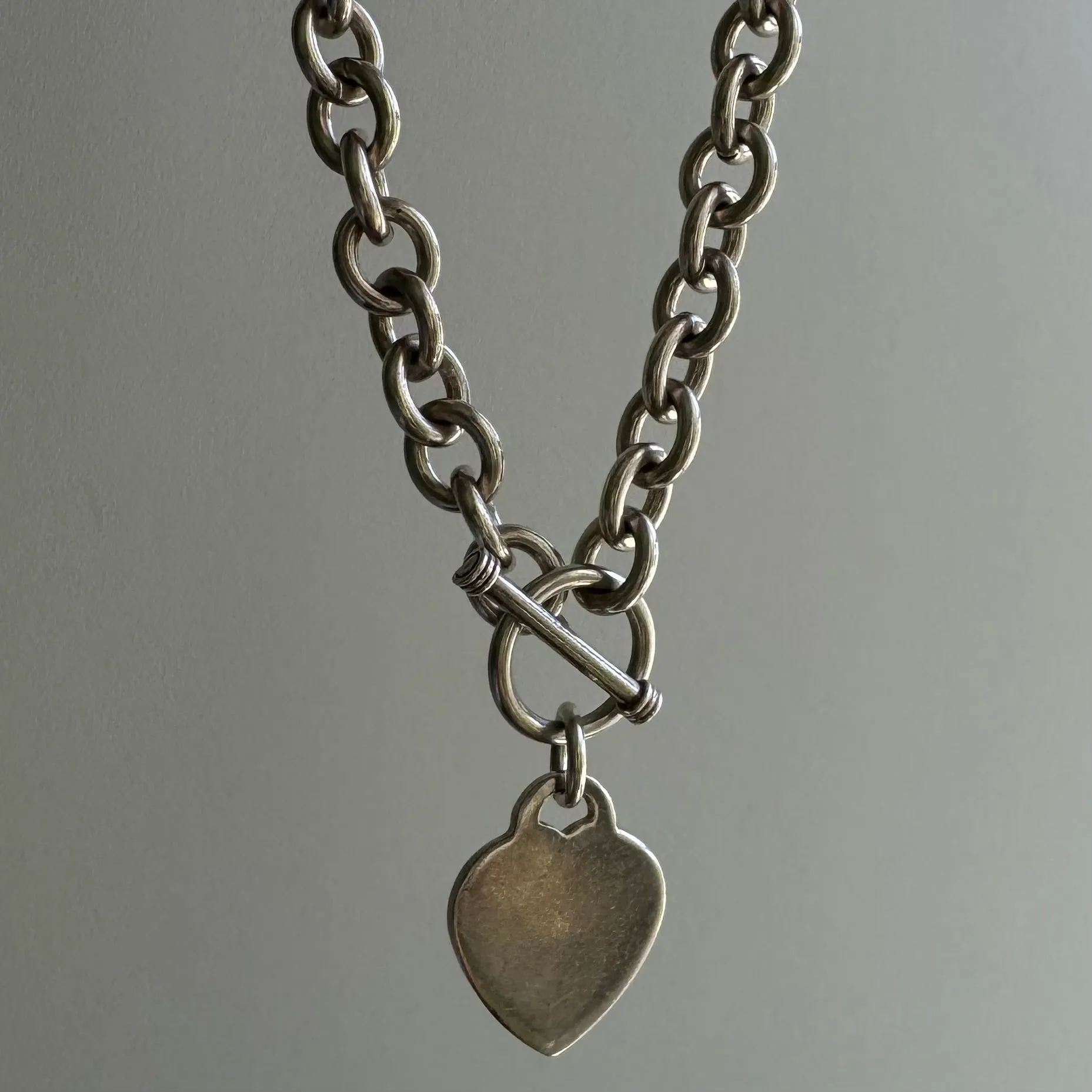 V I N T A G E // heart adorned / sterling silver oval cable link toggle chain with a heart pendant / 18", 78g